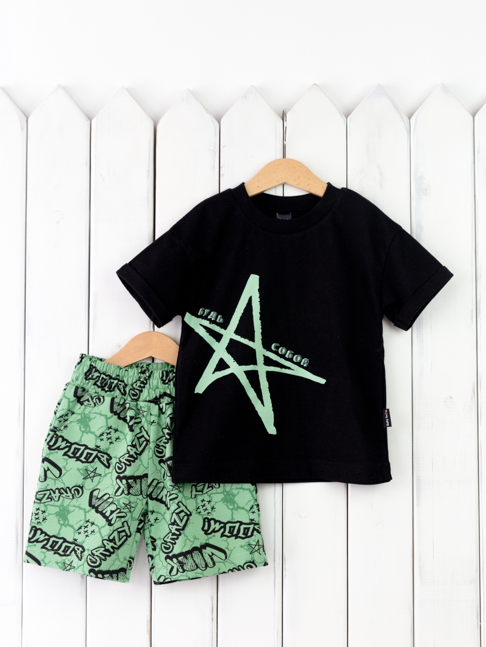 КД406/4-Ф Комплект детский р.116 футболка/черный+шорты/надписи на зеленом Бэби Бум